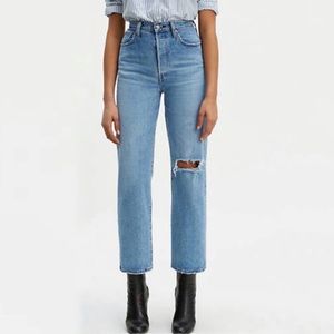 Levi’s Ribcage Straight - Size 29 - Ripped Knee
